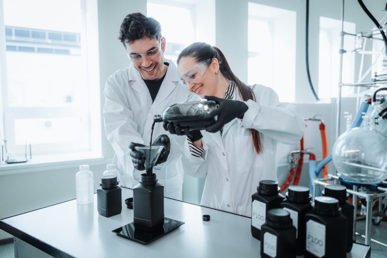 Two scientists in the Up Catalyst lab, which transforms CO2 emissions into green carbon products 